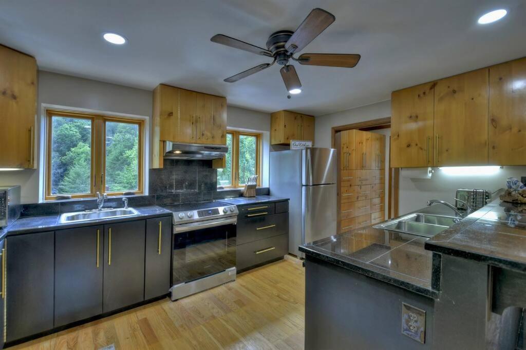 The Chariot - Creek Front With Hottub, Fire Pits, Billiards, Ev Charger - Sandalwood Stays Blue Ridge Eksteriør bilde