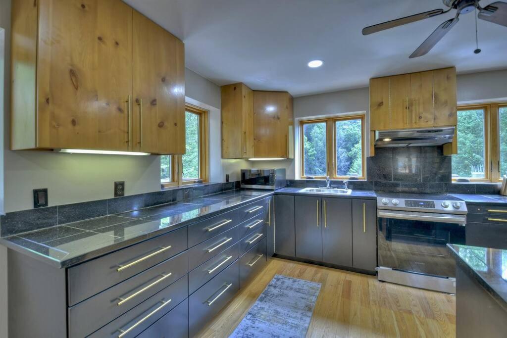 The Chariot - Creek Front With Hottub, Fire Pits, Billiards, Ev Charger - Sandalwood Stays Blue Ridge Eksteriør bilde